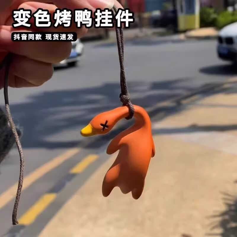 Pingente de pato assado que muda de cor Luz de reunião Raio ultravioleta Mudança de cor Fun Spoof Assar Pato Chaveiro Te