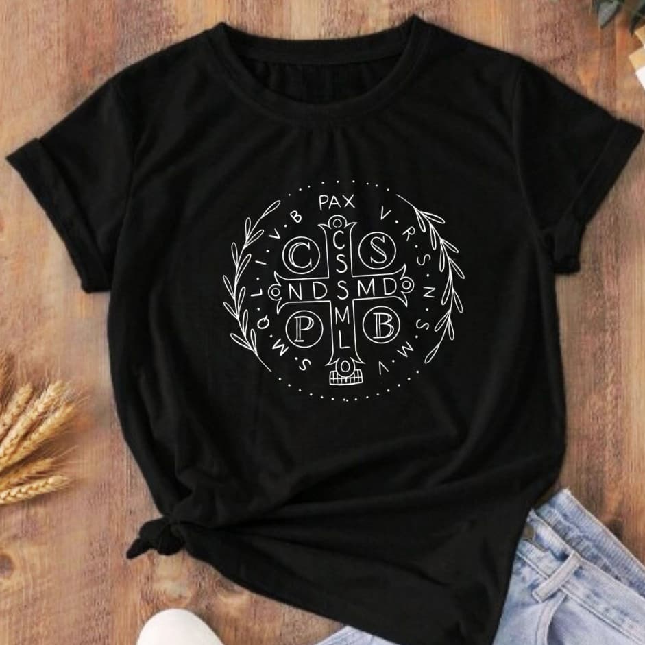 Camiseta Camisa T Shirt Católica Medalha de São Bento A Cruz Sagrada Seja A Minha Luz 100% Algodão