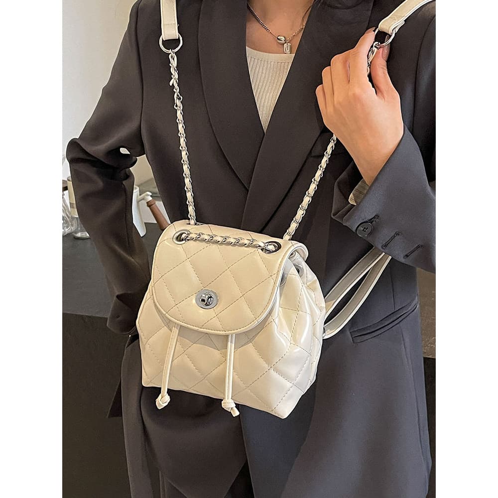 Mochila feminina moda 2026 novo estilo prata High-End nicho Design saco de corrente pequenas senhoras mochila branca