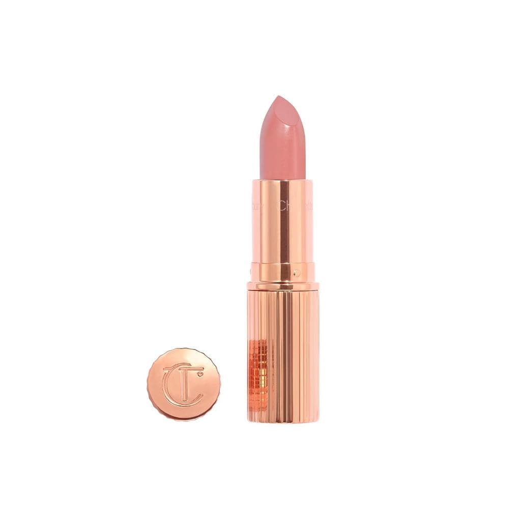 Batom Charlotte Tilbury K.I.S.S.I.N.G - Batom Hidratante com Pigmentos Difusores de Luz para um Acabamento Luminoso e Lá