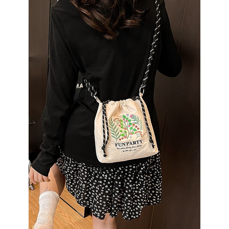 High-End bordado pequeno saco feminino 2025 novo estilo lona Casual All-Match Cross-corpo saco do telefone móvel Commute