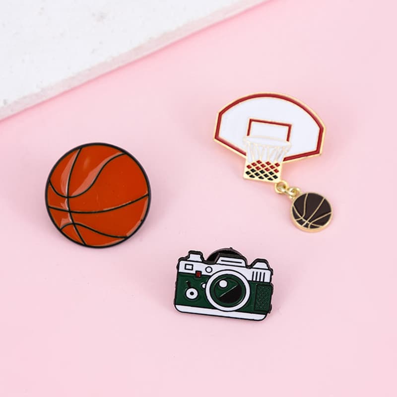 Broche de basquete em estilo cartoon, moderno e estiloso, para fãs, estudantes e casais, ideal para decoração de estojos