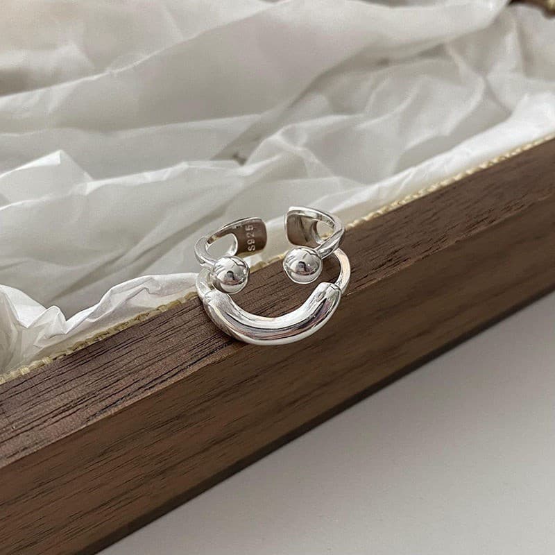 Anel simples e moderno em estilo coreano com design de rosto sorridente, versátil e elegante, apresentando um design de