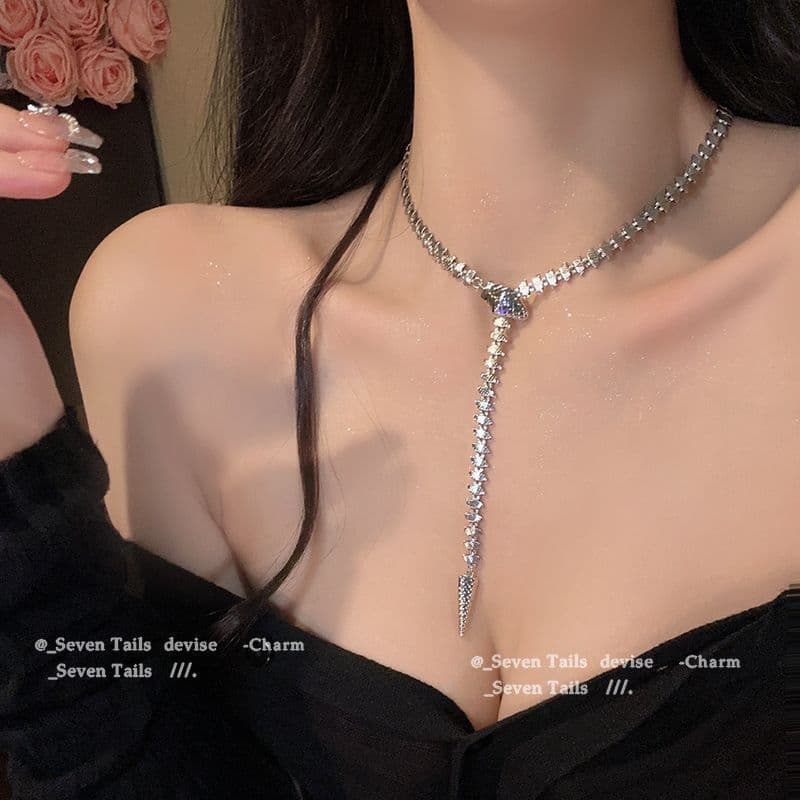 Doce legal cobra colar feminino luz luxo nicho clavícula corrente europeu americano Design colar