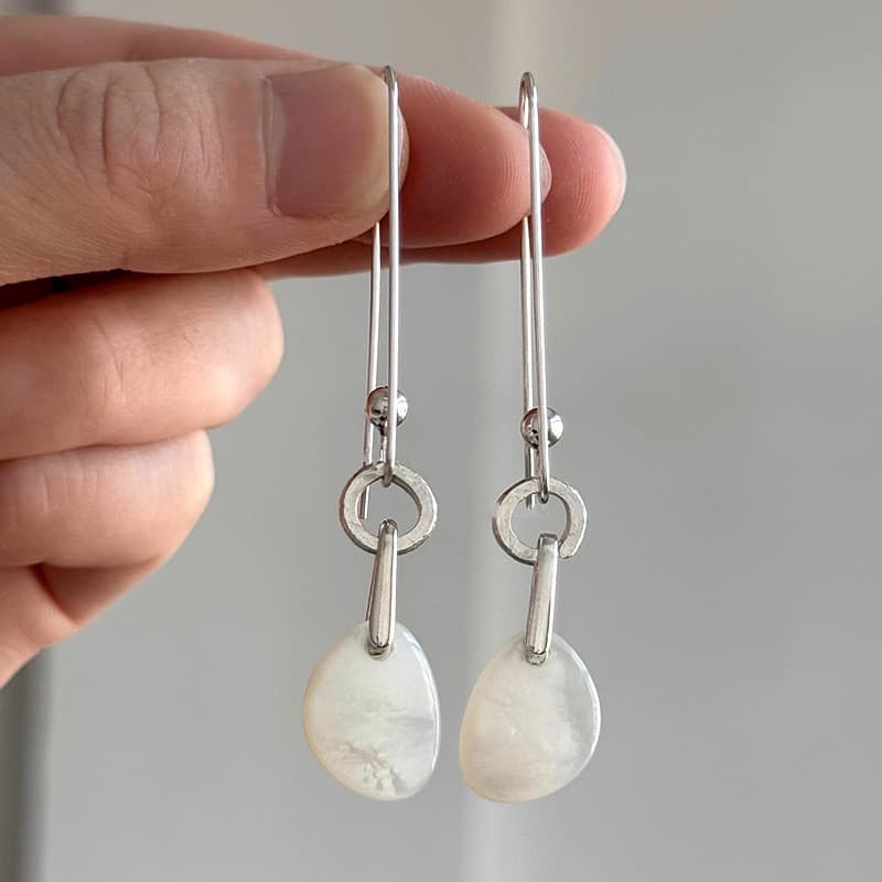 Natural branco Fritillary longo borla orelha gancho brincos feminino simples elegante único pequeno rosto brincos