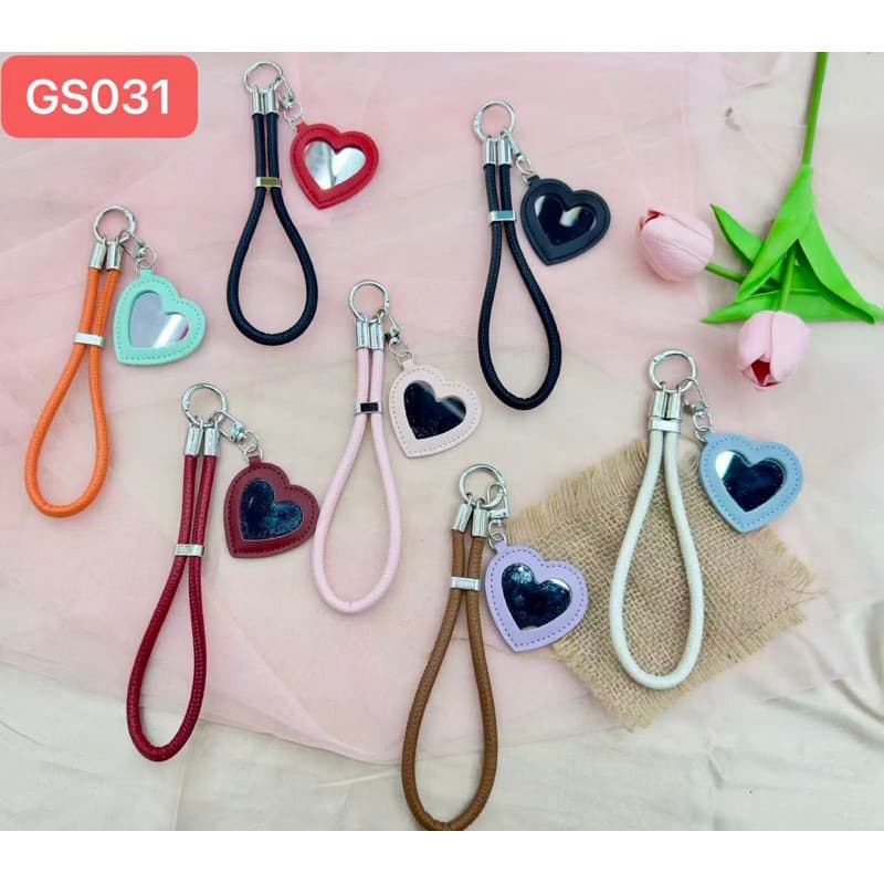 Cordão de Pulso em Couro com Chaveiro de Espelho Coração – Luxo e Praticidade