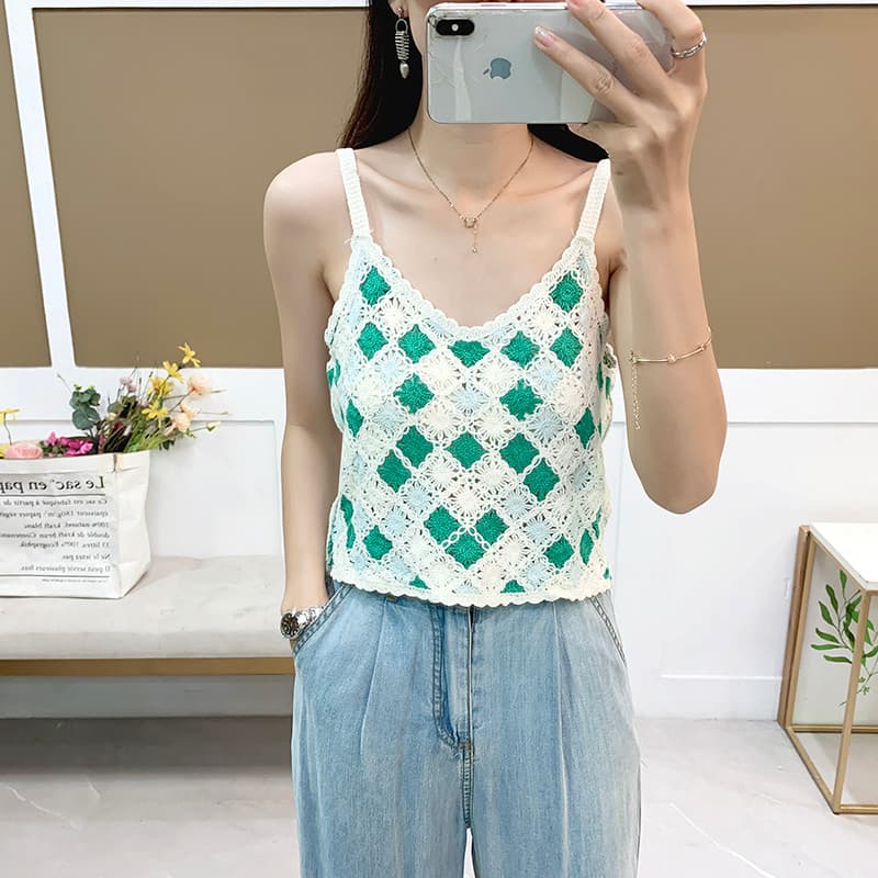 Doce picante diamante xadrez oco malha pequena camisola feminina 2026 verão nicho bordado cor combinando topo exterior W
