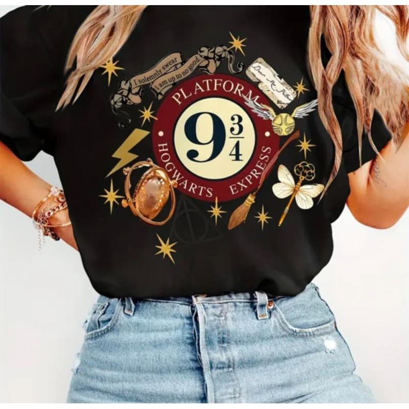 ✨ Camiseta básica 100% algodão com "Platform 9 3/4" e ícones de Harry Potter, estilo mágico para fãs