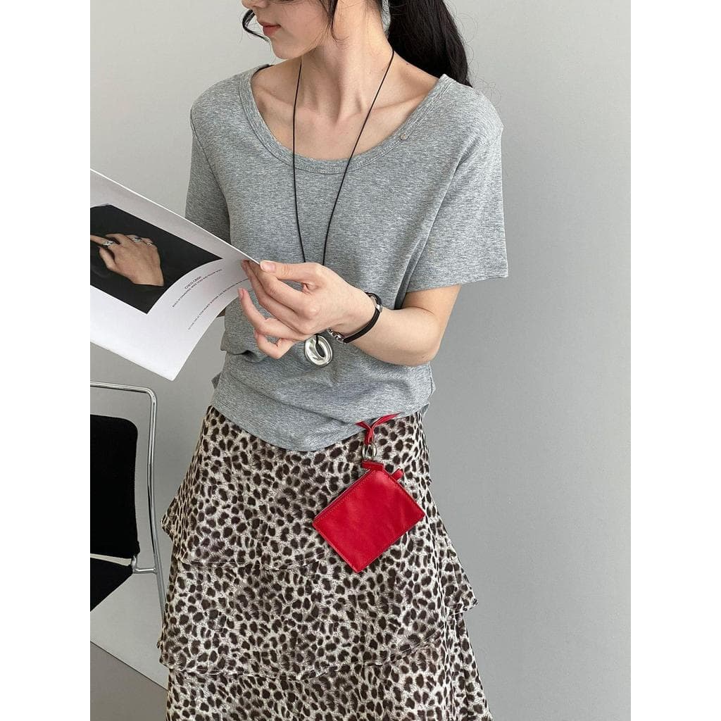 Camiseta feminina de manga curta de alta qualidade 2026 novo estilo gigante bonito ombro Formal decote grande estilo cor