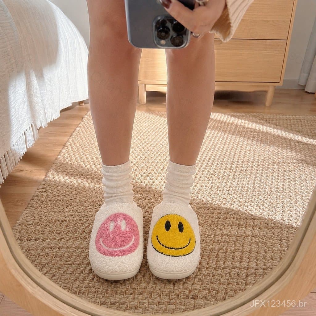 Pantufas de inverno de pelúcia com rosto sorridente para mulheres, antiderrapantes, confortáveis, quentes e fofas para u