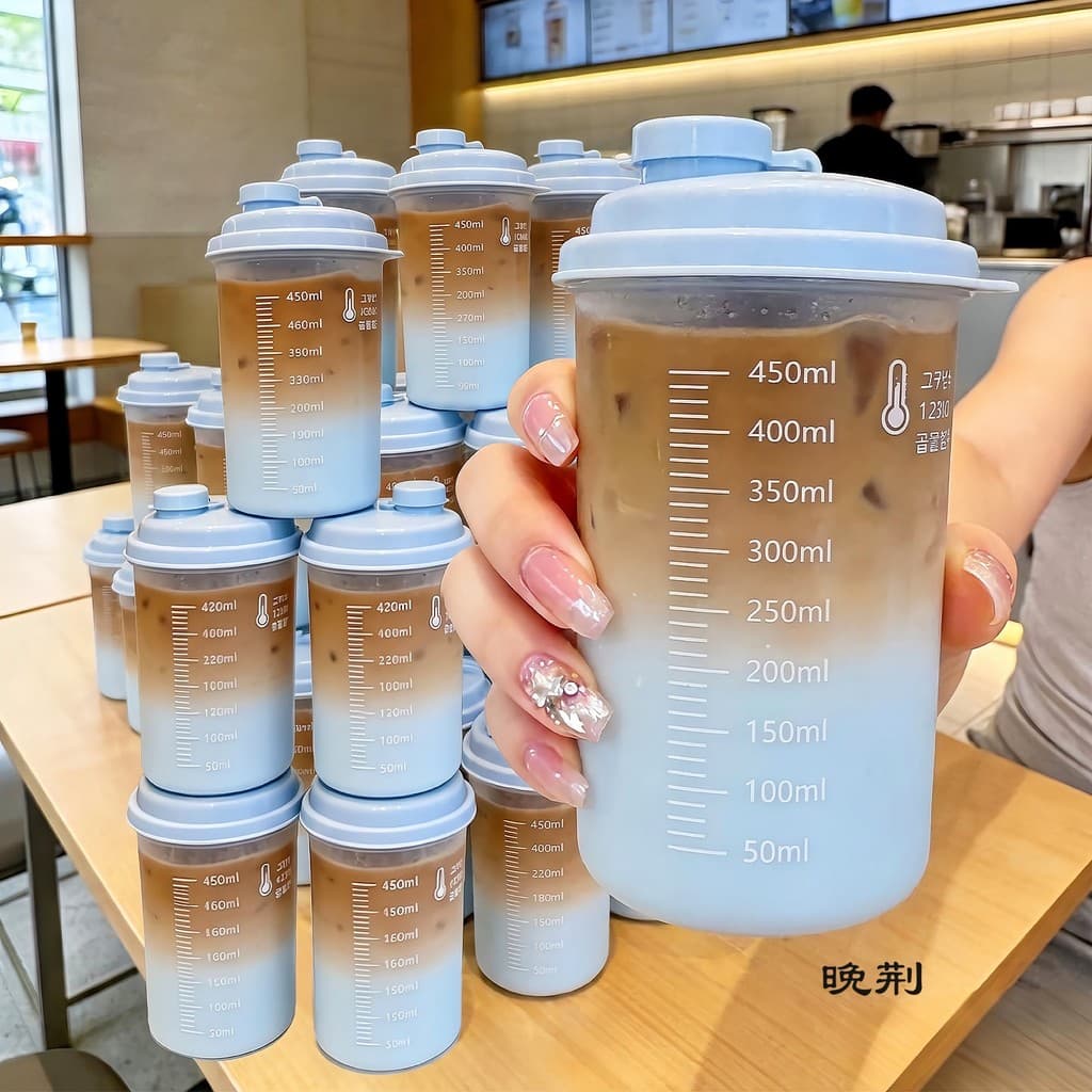 Xícara de café saindo carregando copo de fermentação fria xícara de chá de fermentação fria copo de acompanhamento de qu