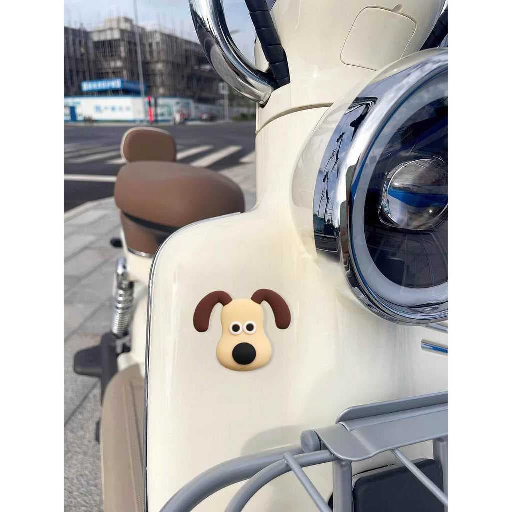 Cabeça cão carro elétrico encosto decoração Gadget adequado para Yadi moderno Emma ensolarado dia Lunato bonito capacete