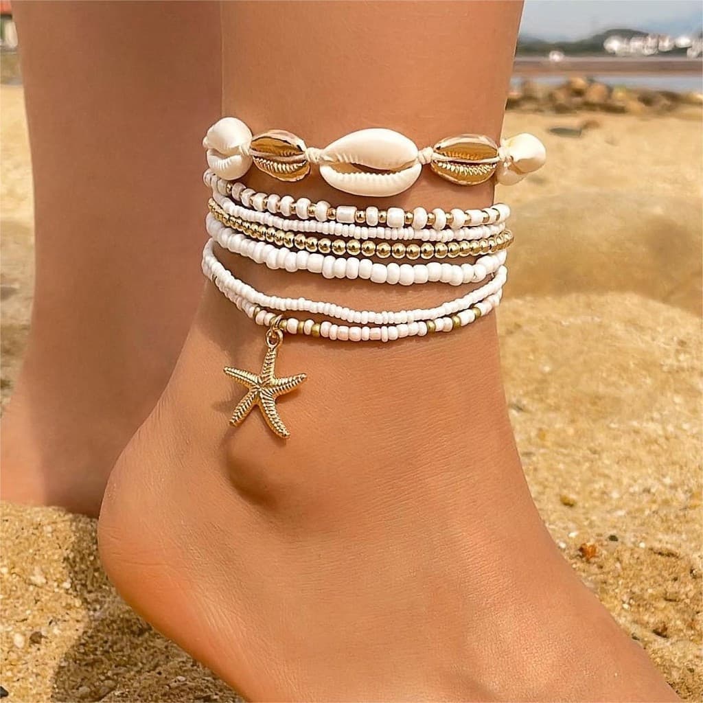 Conjunto de pulseiras de estilo boêmio com conchas, contas e estrelas-do-mar.