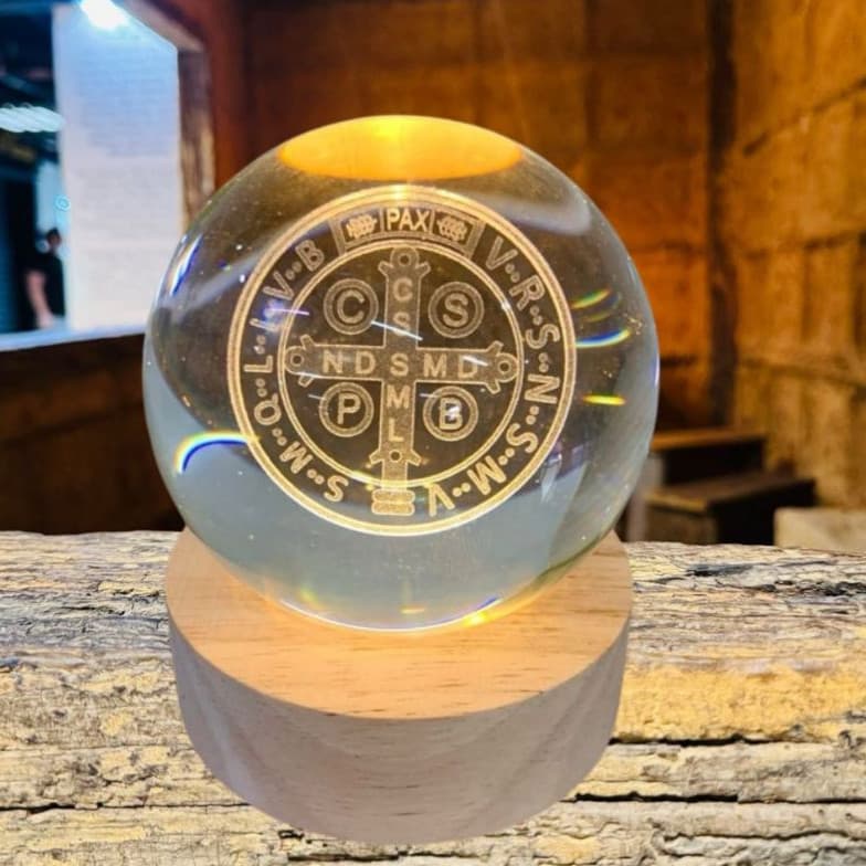 Luminária Mesa Bola de Cristal Catolica Base Madeira São Bento Bivolt com Luz LED 3d Decorativa