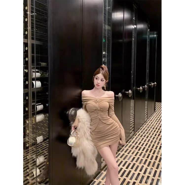 Vestido feminino de manga comprida com diamante plissado de um ombro, primavera, novo estilo, saia de cintura estreita,