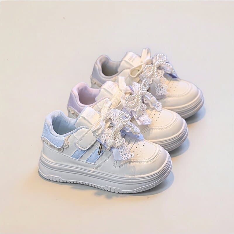 Meninas pequenos tênis brancos 2026 novo estilo primavera meninas arco tênis sola macia All-Match sapatos infantis leves