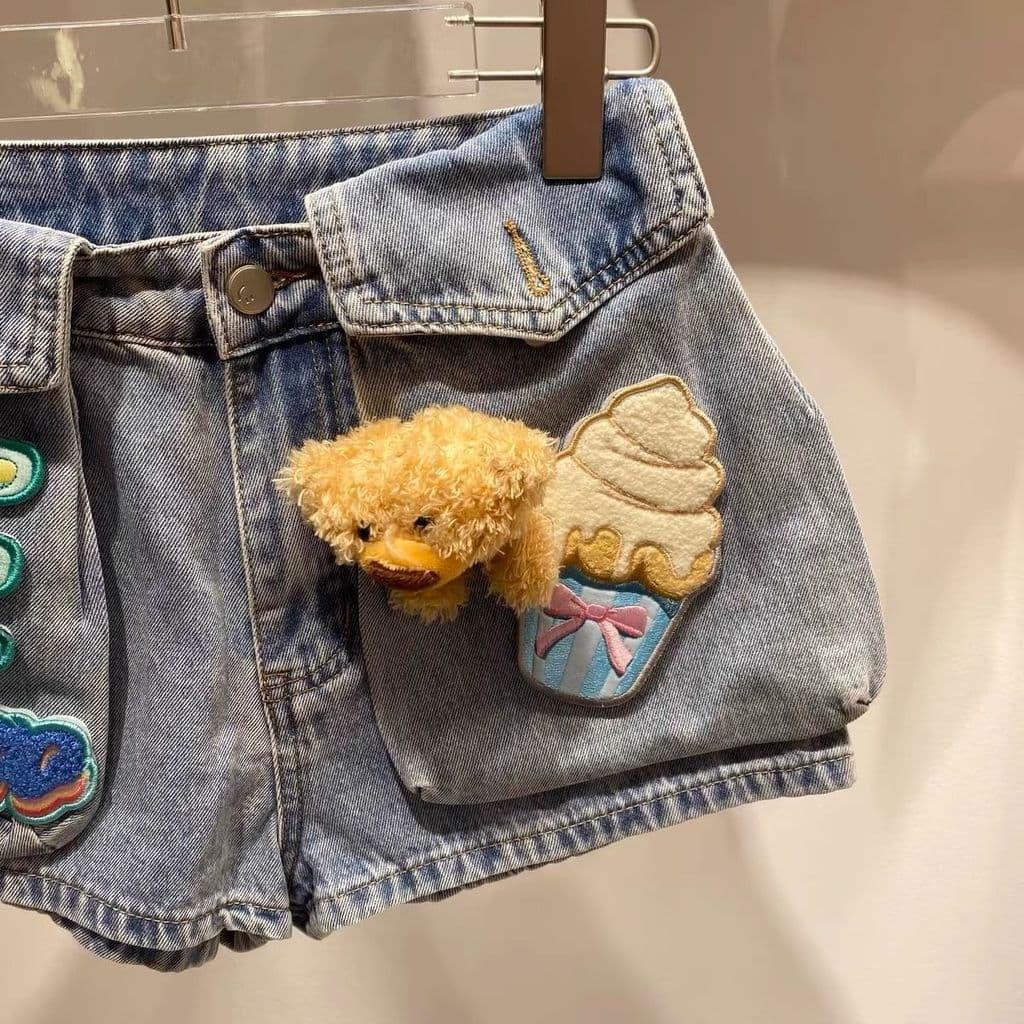 Novos shorts femininos tridimensionais de verão com design de bordado de urso, design fofo em estilo de letras, jeans 20