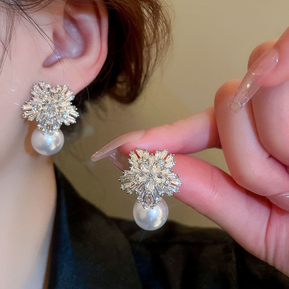 Elegantes e modernos brincos pendentes femininos, incrustados com pérolas sintéticas e zircônia, são uma peça de joalher