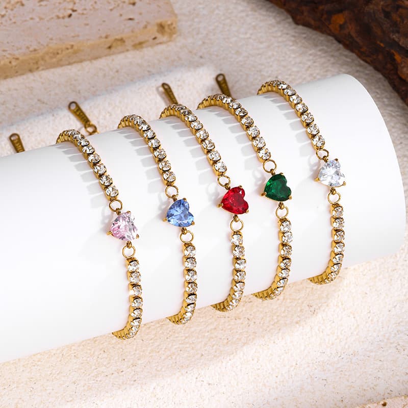 Pulseira de aço titânio com zircônia em formato de coração, estilo Ins, para mulheres, acessório versátil e moderno.