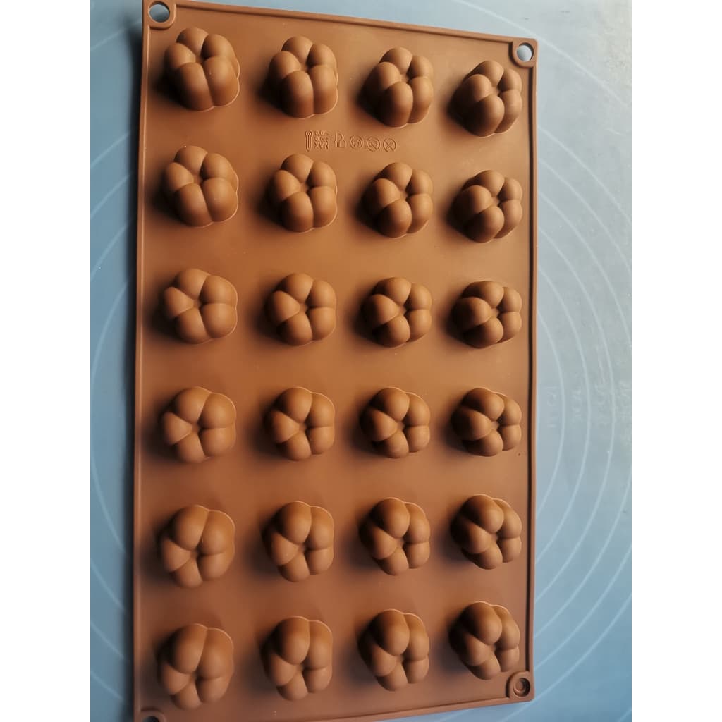 24 peças Mini flor de ameixa molde de bolo de Silicone bandeja de gelo epóxi pudim Mousse DIY ferramenta de cozimento al