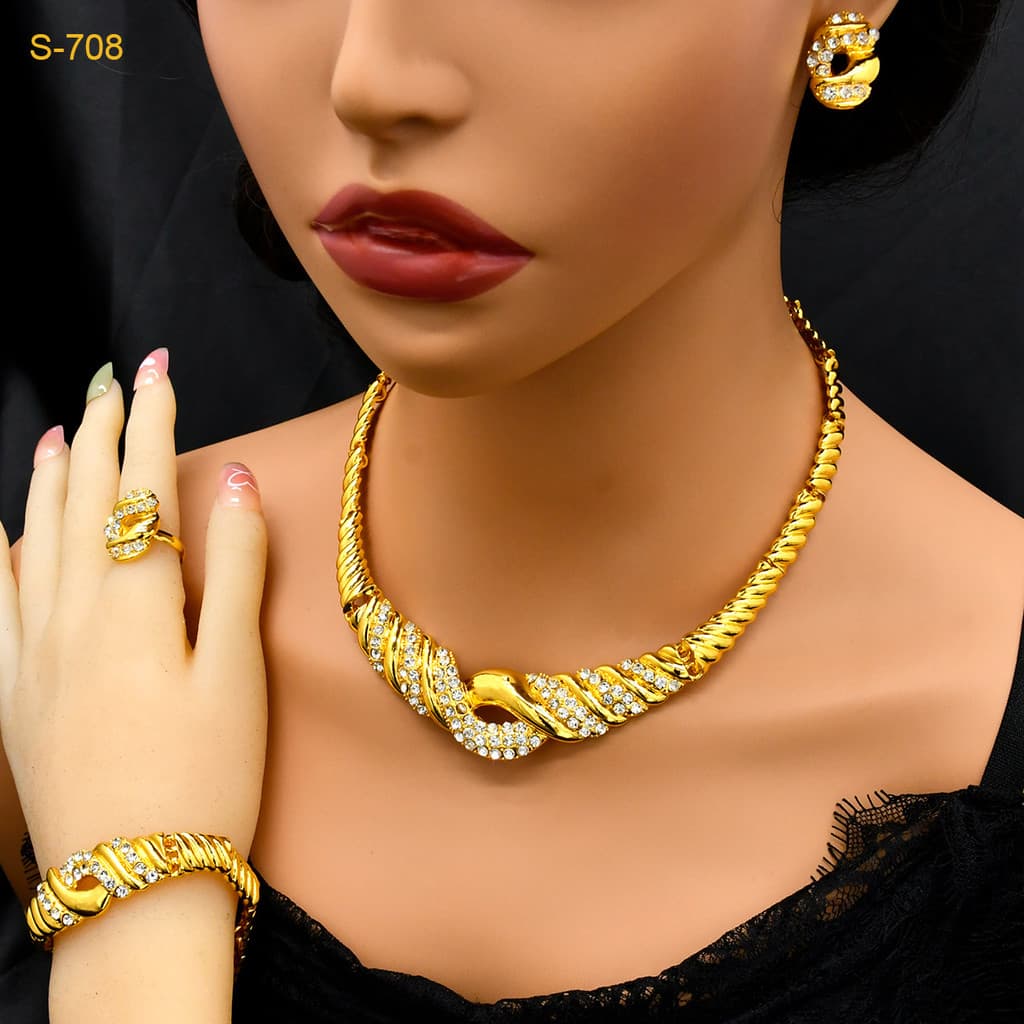 Conjunto de quatro peças 24K Material de liga de cobre banhado a ouro Popular exagerado requintado colar brincos pulseir