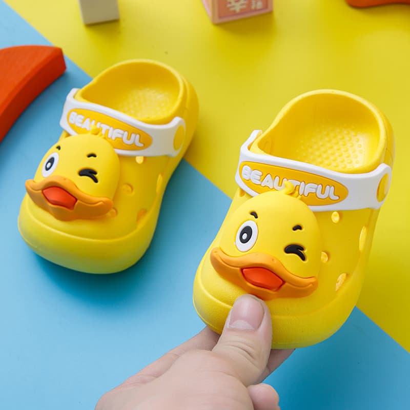 Sapatos infantis antiderrapantes de sola macia com buracos, chinelos de desenho animado para meninos e meninas, chinelos