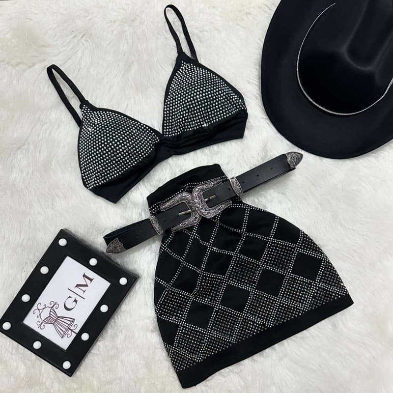 Conjunto cropped pedraria e saia xadrez