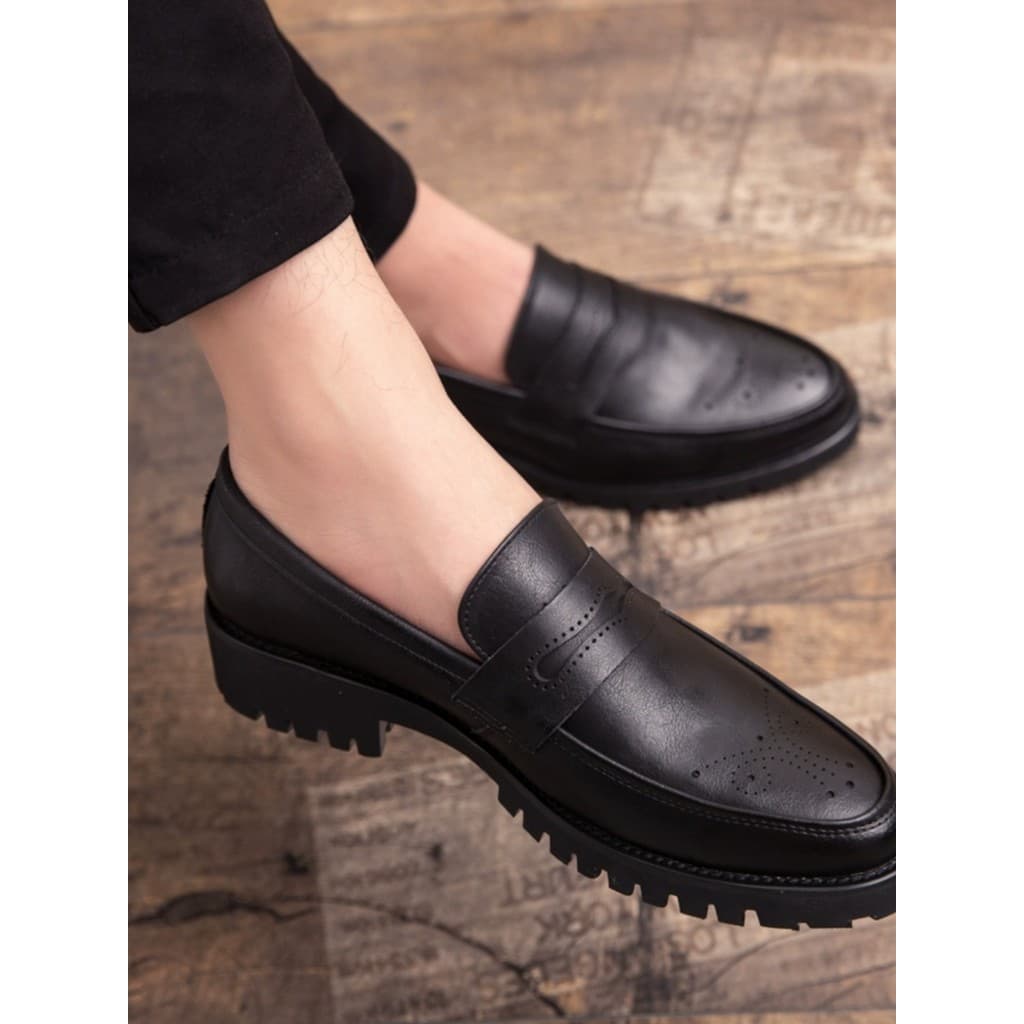 Verão Brock esculpido sapatos masculinos britânico versão coreana borla um Pedal sapatos na moda preto sobre o pé sapato