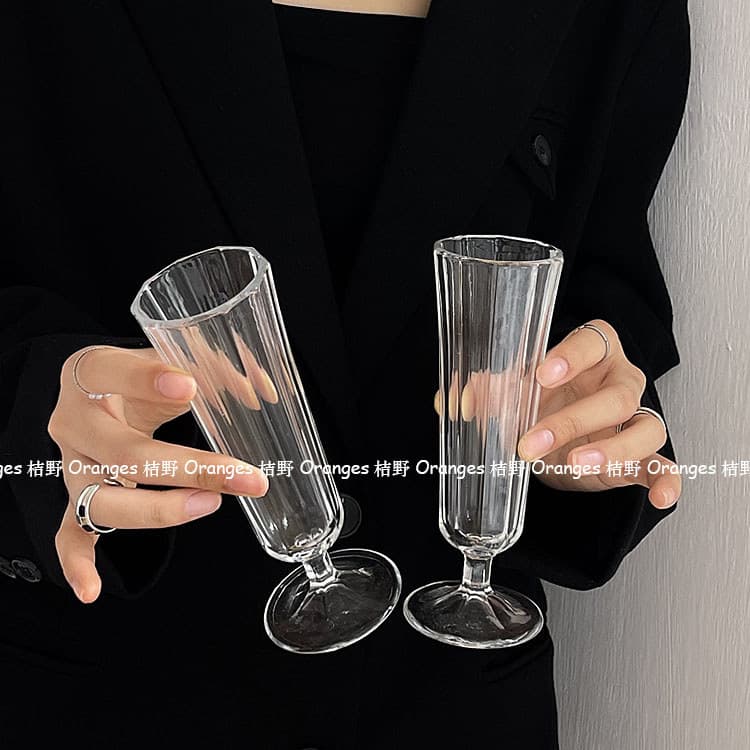 Francês ins estilo romântico menina coração taça champanhe copo de frutas doces copo de suco de alto valor posando