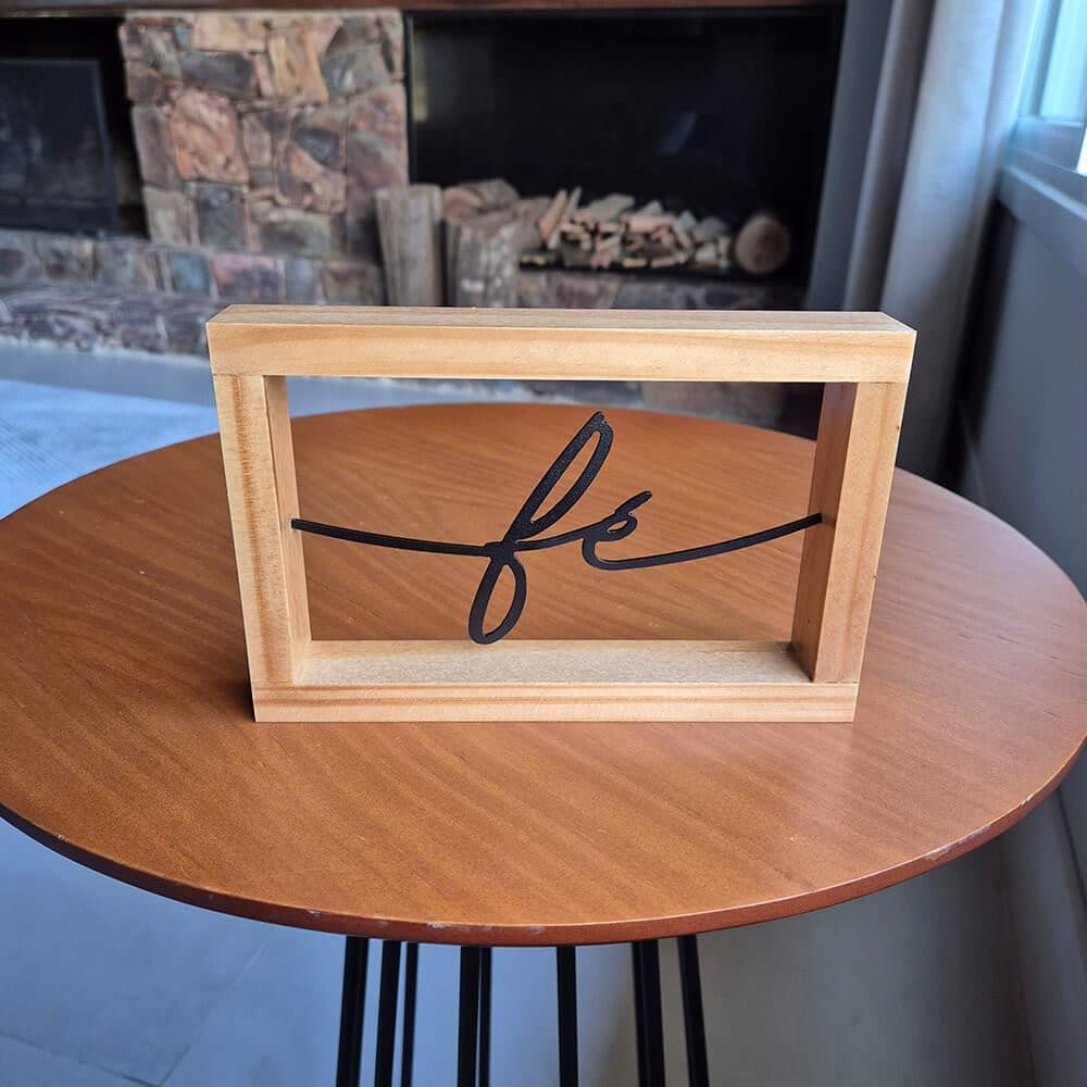 Enfeite Decorativo Fé - Aço Fosco + Base Pinus Claro