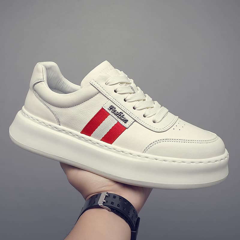 Primeira camada de couro verão 2026 novo estilo couro genuíno sapatos brancos homens de sola grossa aumentando tênis lev