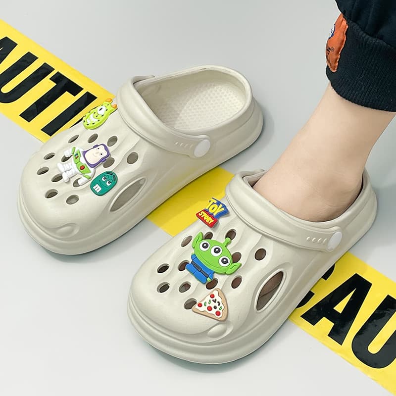 Sapatos de buraco para meninos verão crianças pisando em chinelos de merda antiderrapante exterior Wear beira-mar médio