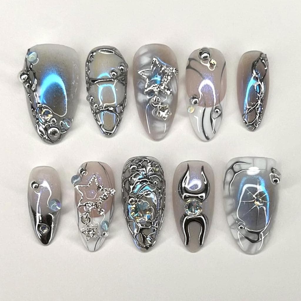 Unhas Postiças Góticas Cromadas com Charms, Formato Amêndoa Média, com Ponta Francesa Prateada e Arte de Estrela 3D, Des