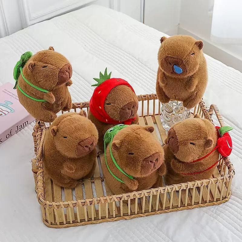 Capivara de Pelúcia Fofa de 23cm - Brinquedo de Pelúcia com Acessório de Mochila