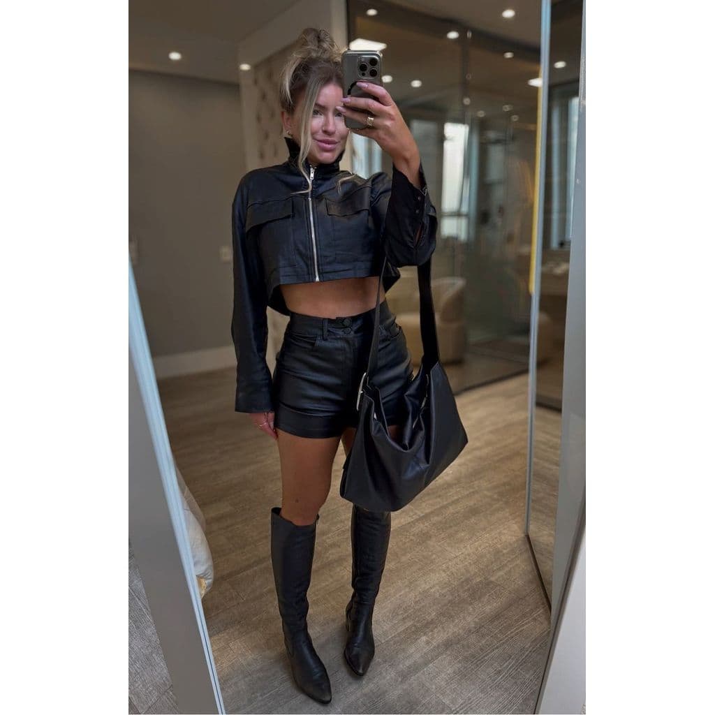 Short curto em couro resinado Sara