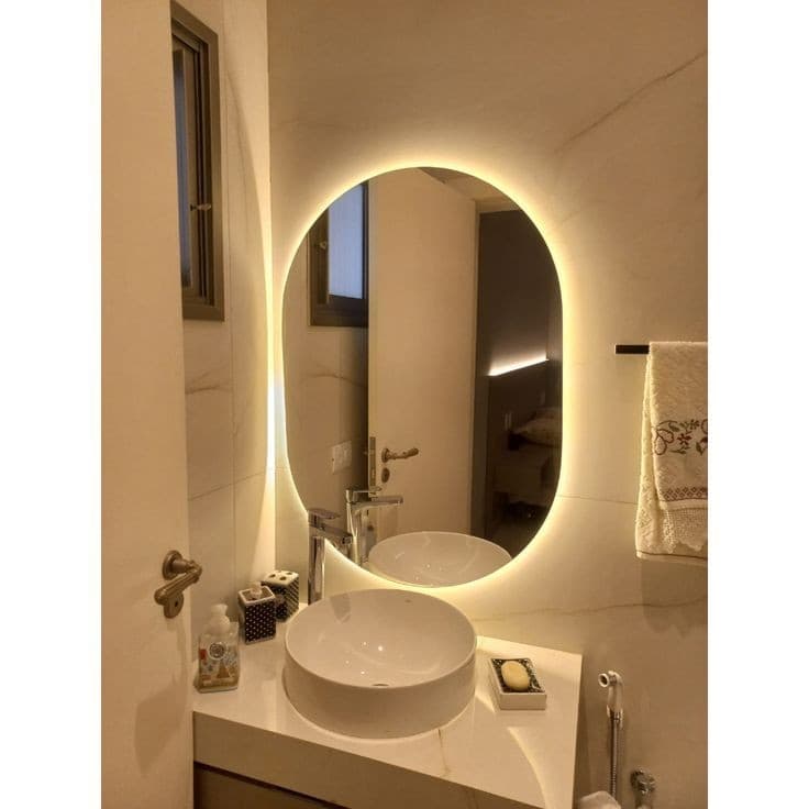 Espelho Grande De Parede Oval Com Led  Orgânico Banheiro Sala Quarto Luz Quente E Fria