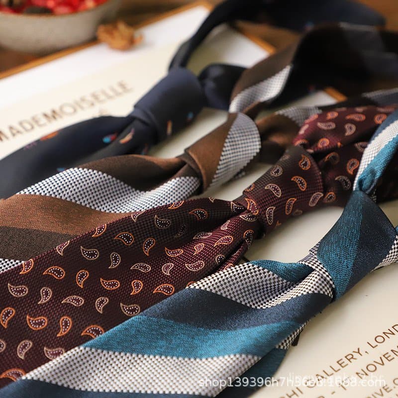 Fornecimento direto de gravata masculina listrada de 8 cm nas cores café, azul e bordô, para negócios e noivos.