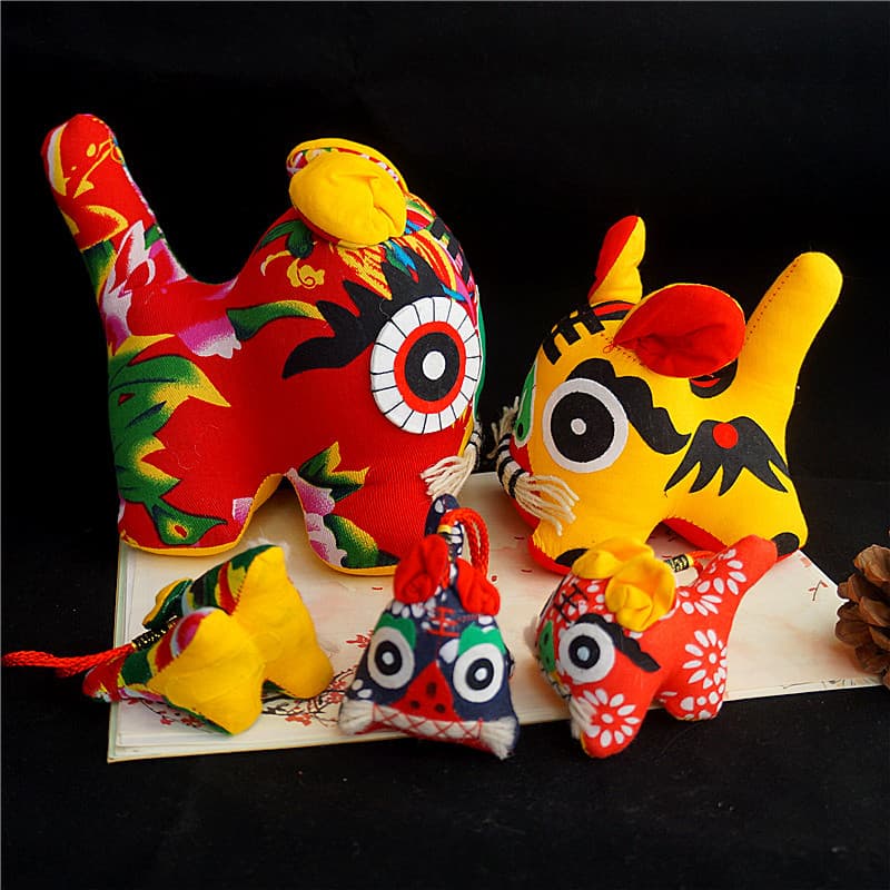 Promoção folk pano tigre saco pingente brinquedo artesanal tecido folk pequeno tigre carro pendurado chave pendurado