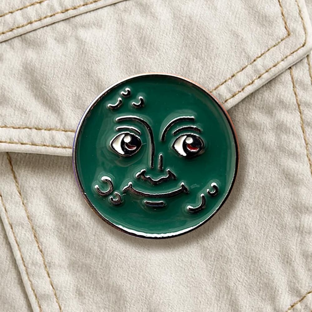 Pin de Metal Emoji Lua Meme Suspeito Broche para Mochila e Roupas