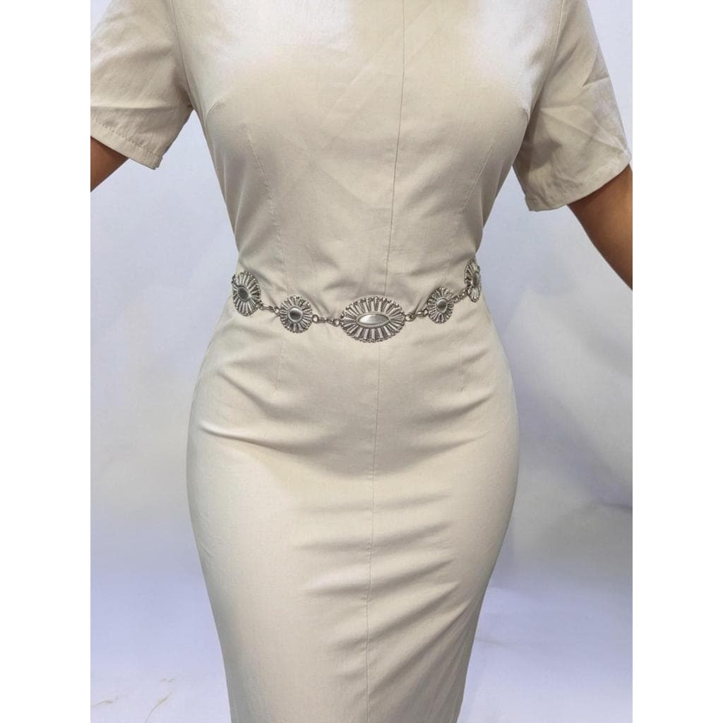 cinto feminino vintage boémio com corrente metálica ajustável apresenta um pendente vazado e é perfeito para combinar