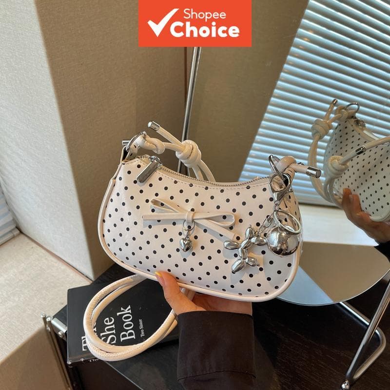 Bolsa Crescente Laço Polka Dot Preto Branco | Mini Bolsa Tiracolo Y2K com Zíper e Encantos Prateados para Mulheres