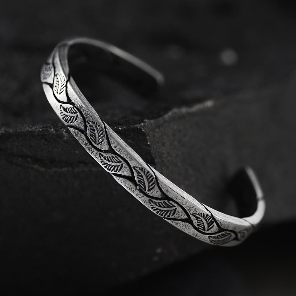 Pulseira Masculina de Punho Aberto: Estilo Retrô com Folha de Prata, Preta, Punk, Viking