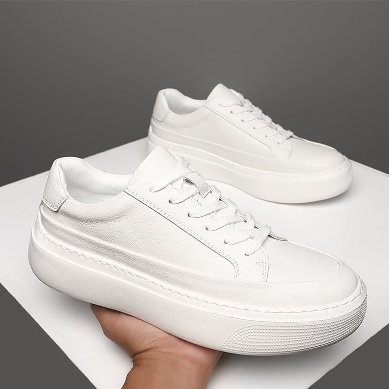 2026 primavera verão novo estilo moda masculina All-Match sapatos brancos tênis casuais de sola grossa aumentando estilo