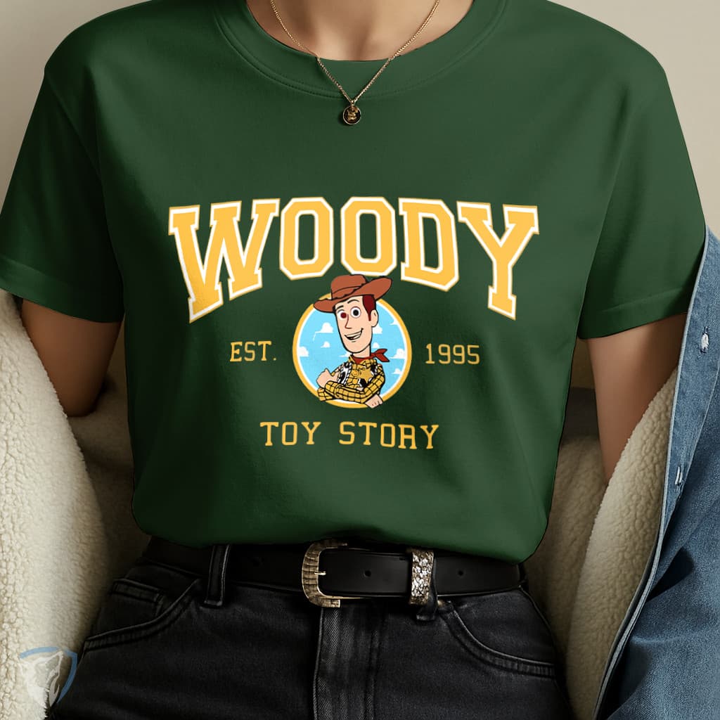 Camiseta Unissex Estampada | Woody Toy Story em Design Retrô College Style Premium Camisa