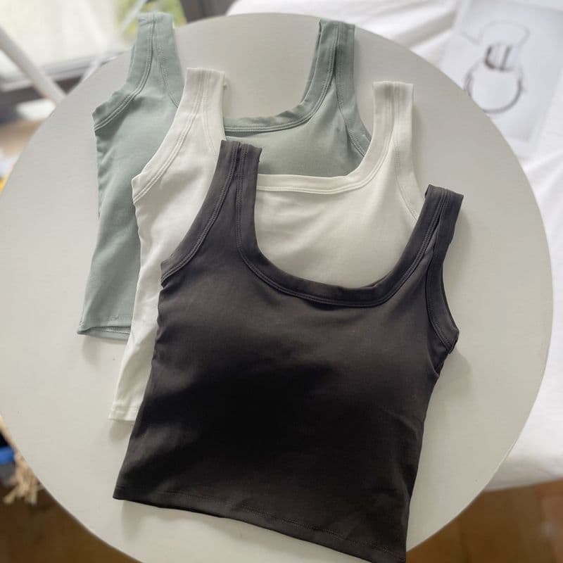 Camisola branca feminina roupa interior bonita volta Bottoming sem mangas topo estilo curto com almofada no peito esport