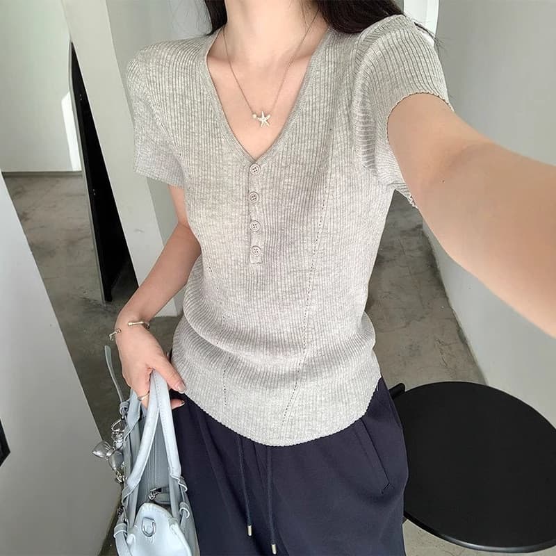 Novo Top Curto Slim-Fit de Verão 2026, Puro e Atraente, Decote em V com Ombros Retos, Camisa de Malha com Decote Grande,