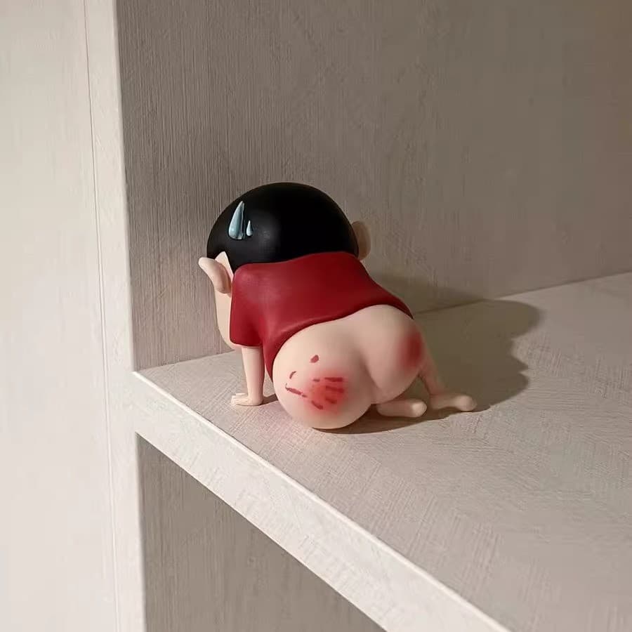 Figura EMO Butt Swelling Crayon Shin-chan em Caixa Surpresa, Brinquedo Fofo para Decoração de Casa e Carro, Estatueta da