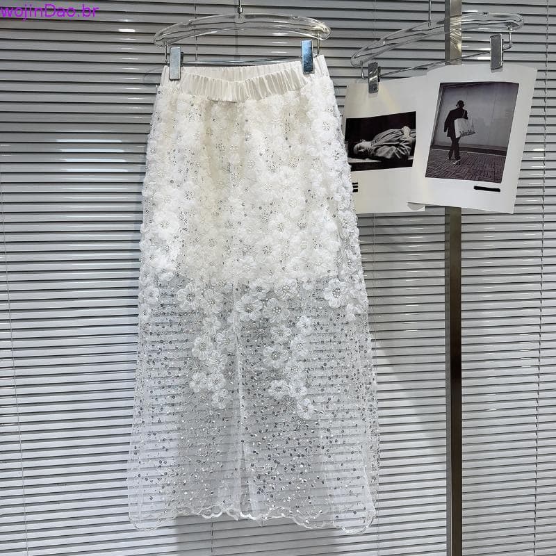 Saia tridimensional de gaze com lantejoulas e flores de comprimento médio