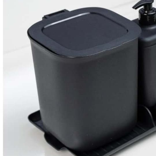 Lixeira Preta com Tampa 2,5 Litros – Solução Compacta e Estilosa para Diversos Espaços