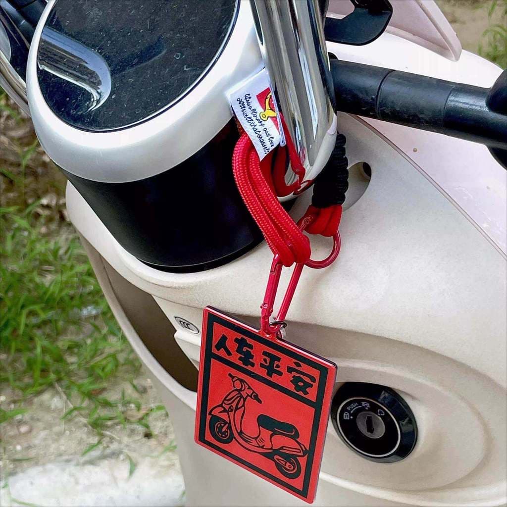 [Safe Bless Travel] Acessórios para carro elétrico Pingente de acrílico vermelho Decoração exclusiva com pingente de car